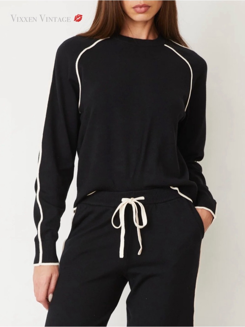 MONROW 'LIGHT KNIT SWEATER WITH CONTRAST PIPING' IN BLACK